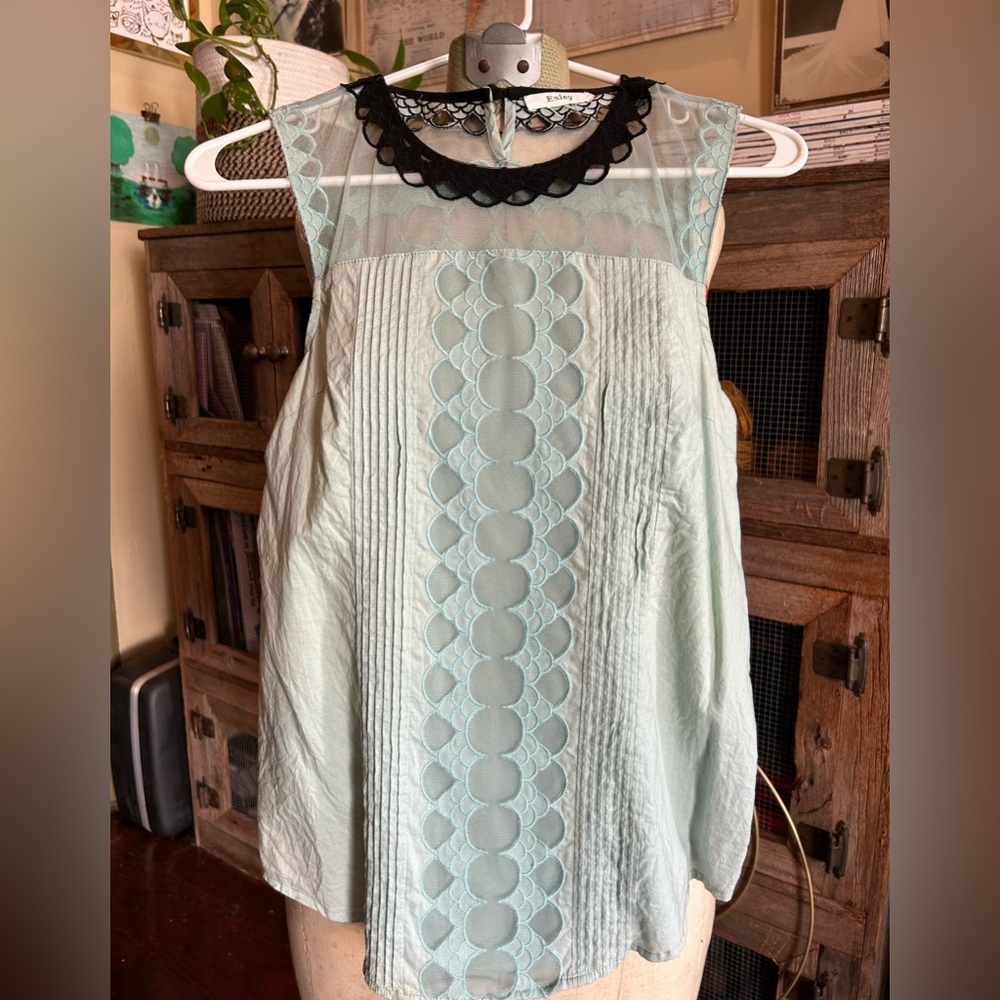 Esley Sleeveless Scalloped Collar Blouse